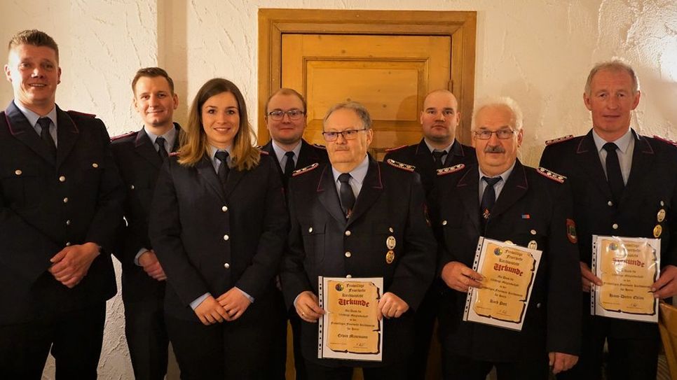 Die beförderten und geehrten Mitglieder der Freiwilligen Feuerwehr Kirchwistedt mit Ortsbrandmeister Malte Hoffmann (l.). Foto: khe