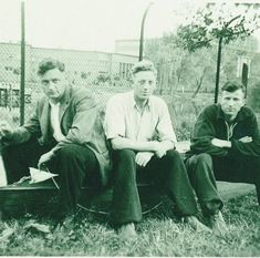 „Euthanasie“-Anstalt Brandenburg. Auf einem Paddelboot sitzen (v. l. n. r.) die „Brenner“ Karl Pötzinger, Johann Niemann und Siegfried Graetschus am Zaun der „T4“-Anstalt Brandenburg. Im Hintergrund das Stadtbad, Sommer 1940. „Brandenburg“ notierte Niemann im Fotoalbum darunter. Foto: USHMM