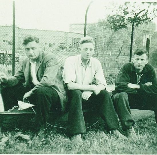 „Euthanasie“-Anstalt Brandenburg. Auf einem Paddelboot sitzen (v. l. n. r.) die „Brenner“ Karl Pötzinger, Johann Niemann und Siegfried Graetschus am Zaun der „T4“-Anstalt Brandenburg. Im Hintergrund das Stadtbad, Sommer 1940. „Brandenburg“ notierte Niemann im Fotoalbum darunter. Foto: USHMM