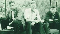 „Euthanasie“-Anstalt Brandenburg. Auf einem Paddelboot sitzen (v. l. n. r.) die „Brenner“ Karl Pötzinger, Johann Niemann und Siegfried Graetschus am Zaun der „T4“-Anstalt Brandenburg. Im Hintergrund das Stadtbad, Sommer 1940. „Brandenburg“ notierte Niemann im Fotoalbum darunter. Foto: USHMM