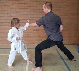 Emilia Adam (7) trainiert mit ihrem Vater.  Foto: eb