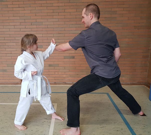 Emilia Adam (7) trainiert mit ihrem Vater.  Foto: eb