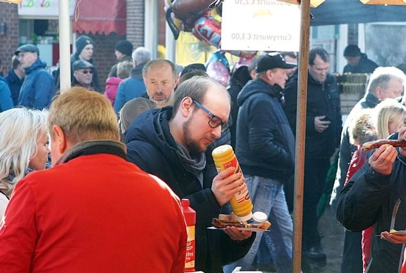 Die hiesigen Vollprofis zeigten auch eindrucksvoll, dass es vor allem um die Qualität des Fleisches auf dem Grillrost ging.   Foto: ek