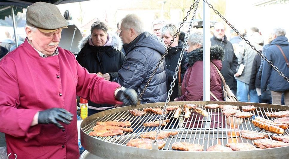 Die hiesigen Vollprofis zeigten auch eindrucksvoll, dass es vor allem um die Qualität des Fleisches auf dem Grillrost ging.   Foto: ek
