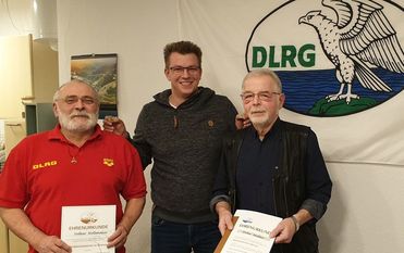 Timo Müller, Vertreter des DLRG Bezirkes Aller/Oste e.V. (Mitte) ehrte Volker Neumann (links) und Peter Müller für ihre besonderen Verdienste. Foto: eb