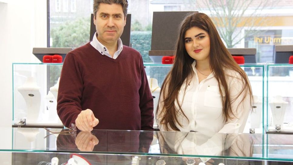 Jean Toumajan und seine Tochter Ivana im neuen Juweliersgeschäft in der Riesstraße 55.  Foto: jm