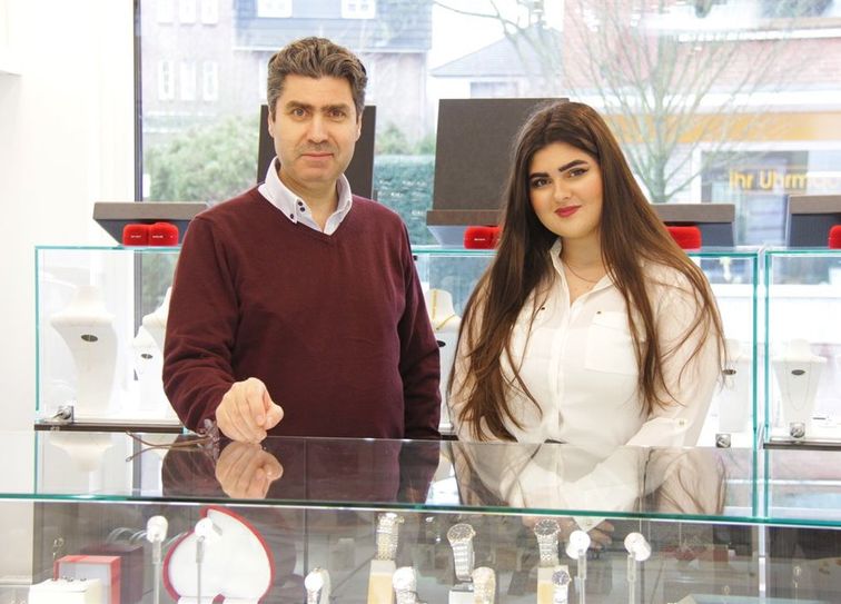 Jean Toumajan und seine Tochter Ivana im neuen Juweliersgeschäft in der Riesstraße 55. Foto: jm