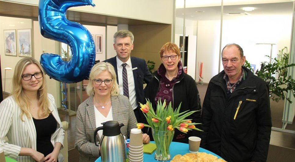 Die Volksbank eG Osterholz Bremervörde  und die Osterholzer Stadtwerke feiern mit ihren Kund*innen Kooperationsgeburtstag: Svenja Böken, Carola Bredehöft-Lütjen (beide Stadtwerke), Ralf Puckhaber (Volksbank), Karina Brodtmann und Reinhard Kück (v. li.).  Foto: eb