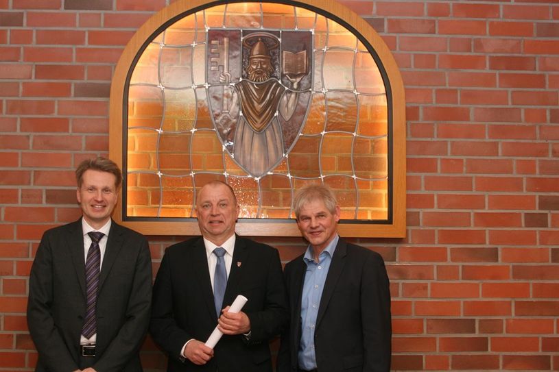 Bürgermeister Detlev Fischer (Mitte) mit dem Vizepräsidenten des Niedersächsischen Städtetages Frank Klingebiel (r.) und Hauptgeschäftsführer Dr. Jan Arning.  Foto: sla