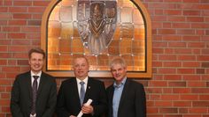 Bürgermeister Detlev Fischer (Mitte) mit dem Vizepräsidenten des Niedersächsischen Städtetages Frank Klingebiel (r.) und Hauptgeschäftsführer Dr. Jan Arning.  Foto: sla