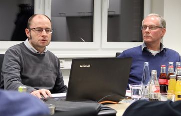 Bauamtsleiter Jan Postels (l.), hier zusammen mit Samtgemeindebürgermeister Gerhard Kahrs, erläuterte den Ausschussmitgliedern nochmals den Stand in Sachen der 41. Änderung des Flächennutzungsplanes der Samtgemeinde.  Foto: ue
