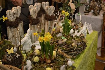 Der frühling steht vor der Tür. Die Ausstellung im Gasthof Wrieden bietet eine große Auswahl an Blumenschmuck. Foto: eb
