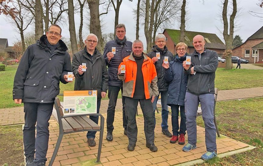 Erfolgreich „teilgenommen“ - Einführung für die optimale Markierung von Ortswegen durch den Touristikverband des Landkreises Rotenburg (Wümme) e.V. mit v.l.: Marco Noetzelmann (Bürgermeister Gemeinde Oerel), Johann Roggenkamp (DRK Ortsverein Oerel), Stephan Meyer (SG-Bürgermeister Samtgemeinde Geestequelle), Michael Wiesehan (Gemeindearbeiter), Kurt und Gunda Koopmann sowie Udo Fischer (Touristikverband Landkreis Rotenburg Wümme). 
 Foto: Touristikverband Landkreis Rotenburg (Wümme) e.V.