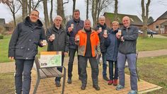 Erfolgreich „teilgenommen“ - Einführung für die optimale Markierung von Ortswegen durch den Touristikverband des Landkreises Rotenburg (Wümme) e.V. mit v.l.: Marco Noetzelmann (Bürgermeister Gemeinde Oerel), Johann Roggenkamp (DRK Ortsverein Oerel), Stephan Meyer (SG-Bürgermeister Samtgemeinde Geestequelle), Michael Wiesehan (Gemeindearbeiter), Kurt und Gunda Koopmann sowie Udo Fischer (Touristikverband Landkreis Rotenburg Wümme). 
 Foto: Touristikverband Landkreis Rotenburg (Wümme) e.V.