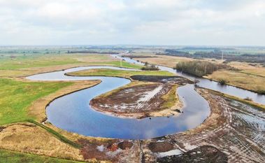 Mit einer dreimonatigen Baumaßnahme wurde der Altarm der Hamme südöstlich von Scharmbeckstotel wieder angeschlossen. Gefördert wurde das Renaturierungsvorhaben mit Mitteln aus dem Europäischen Fonds für regionale Entwicklung und des Landes Niedersachsen.  Fotos: eb