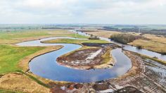 Mit einer dreimonatigen Baumaßnahme wurde der Altarm der Hamme südöstlich von Scharmbeckstotel wieder angeschlossen. Gefördert wurde das Renaturierungsvorhaben mit Mitteln aus dem Europäischen Fonds für regionale Entwicklung und des Landes Niedersachsen.  Fotos: eb