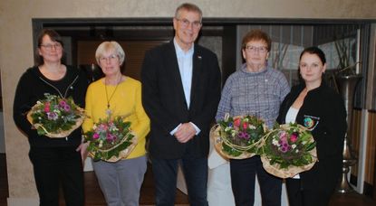 Eleonore Häusler, Annegret Hollmann, Marianne Buck und Stefanie Seifried-Miesner stellten sich nach der Versammlung mit Hartmut Ahlf zum Pressefoto auf. Foto: uml