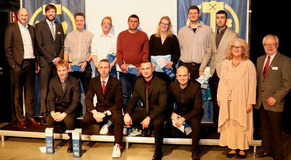 Vertreter der Kreishandwerkerschaft und der Zevener Volksbank auf der Bühne mit den „ausgezeichneten“ Prüflingen.  Foto: ak