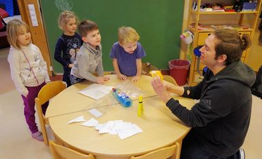 Die Kindertagesstätte Am Wurth Wald beschäftigte sich in einem dreiwöchigen Projekt mit dem Thema Müllvermeidung. Unterstützt wurde sie dabei vom Abfall-Service Osterholz. Foto: eb