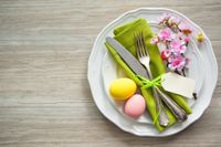 Zum Osterfest darf geschlemmt werden. Traditionelle Osterbräuche gibt es nicht nur beim Ostermenü, das Lamm oder der Hase stehen dabei hoch im Kurs. Die Lokale freuen sich auf ihre Gäste. Foto: Fotolia