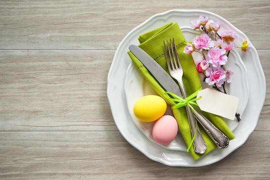 Zum Osterfest darf geschlemmt werden. Traditionelle Osterbräuche gibt es nicht nur beim Ostermenü, das Lamm oder der Hase stehen dabei hoch im Kurs. Die Lokale freuen sich auf ihre Gäste. Foto: Fotolia