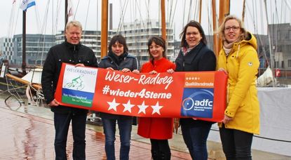 Die Projektpartner freuen sich über die erneute Auszeichnung des Weser-Radwegs. Foto: Tanja Mehl