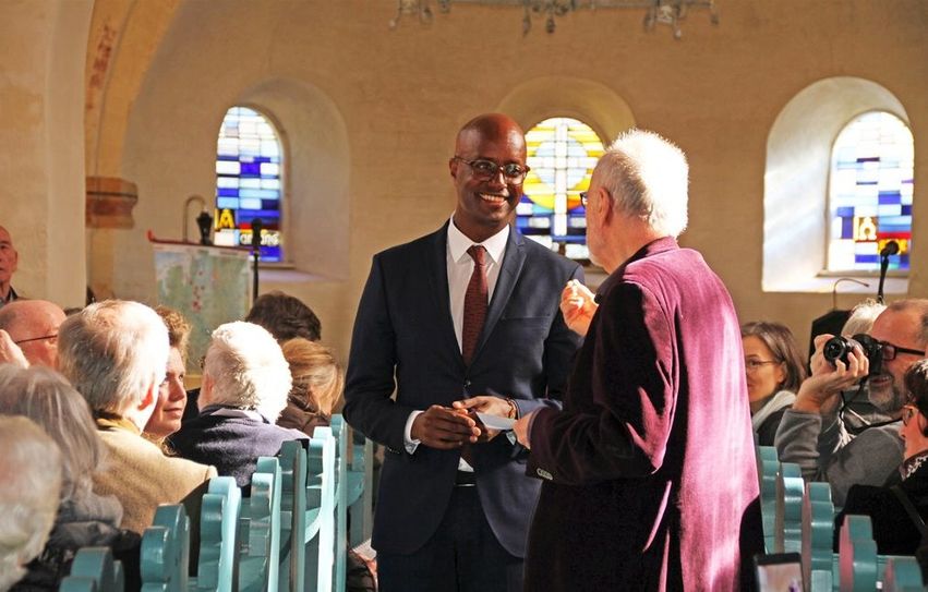 Yared Dibaba bekam als „sympathischer Botschafter der niederdeutschen Sprache“ den Heinrich-Schmidt-Barrien-Preis 2020 verliehen. Interviewt wurde er von Walter Henschen.  Foto: mr