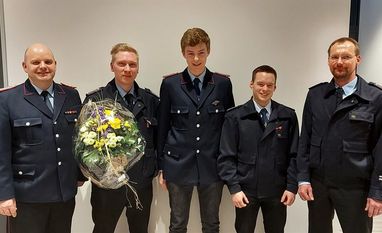 V.l.: Gemeindebrandmeister Ingo Kück, Oliver Austel, Benjamin Bielecki, Kevin Böschen und der stellvertretener Gemeindebrandmeister Meik Mahnstein. Foto: eb