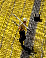 Bauleute (im Bild: Eisenflechter) kommen mit der Arbeit kaum hinterher. Foto: IG BAU