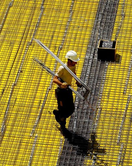 Bauleute (im Bild: Eisenflechter) kommen mit der Arbeit kaum hinterher.  Foto: IG BAU