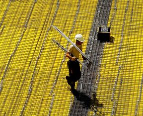 Bauleute kommen mit der Arbeit kaum hinterher. Der Boom der Branche führt zu vollen Auftragsbüchern und Rekordumsätzen. Davon sollen jetzt auch die Beschäftigten profitieren, fordert die IG BAU. Foto: IG BAU