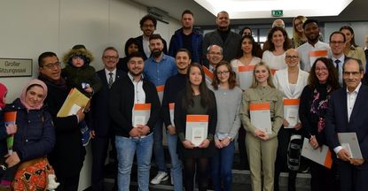 Zur Einbürgerungsfeier begrüßte Landrat Bernd Lütjen 28 Neubürgerinnen und Neubürger aus 18 unterschiedlichen Staaten.  Foto: eb