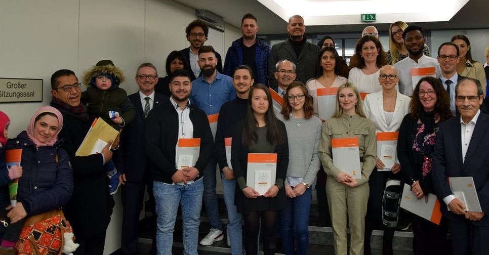 Zur Einbürgerungsfeier begrüßte Landrat Bernd Lütjen 28 Neubürgerinnen und Neubürger aus 18 unterschiedlichen Staaten.  Foto: eb