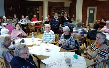 Karin Nehring (Leitung Maschentreff) und Monja Nagel vom AWO-Seniorenzentrum Am Hang mit den Bewohnerinnen. Foto: eb