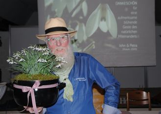 Der NDR Fernsehgärtner John Langley liebt Schneeglöckchen in jeder Größe. Foto: uml