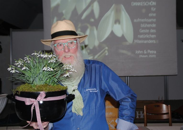Der NDR Fernsehgärtner John Langley liebt Schneeglöckchen in jeder Größe.  Foto: uml