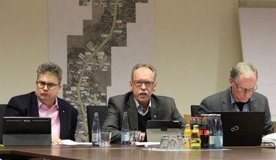 Gemeinderatsvorsitzender Reinhard Aufdemkamp (Mitte), hier zusammen mit dem Vorsitzenden des Finanzausschusses Ulf-Johannes zum Felde (links) und Gemeindedirektor Gerhard Kahrs (rechts) führte durch eine Ratssitzung, die in Sachen Haushaltsbeschluss 2020 von großer Einigkeit der Fraktionen geprägt war.  Foto: ue