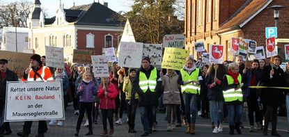 „Grünland statt noch mehr Siedlungen“: Junge Reiterinnen fürchten um ihren Reitverein und trugen Anfang der Woche ihren Unmut über Bauvorhaben auf dem Grün an der Mauserglerstraße zusammen mit Anwohner*innen, dem Club of Lilienthal, der Diakonischen Behindertenhilfe und dem ansässigen Reitverein auf die Straße. Foto: mr