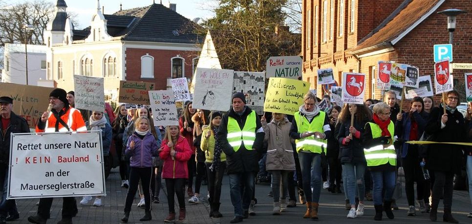 „Grünland statt noch mehr Siedlungen“: Junge Reiterinnen fürchten um ihren Reitverein und trugen Anfang der Woche ihren Unmut über Bauvorhaben auf dem Grün an der Mauserglerstraße zusammen mit Anwohner*innen, dem Club of Lilienthal, der Diakonischen Behindertenhilfe und dem ansässigen Reitverein auf die Straße.  Foto: mr