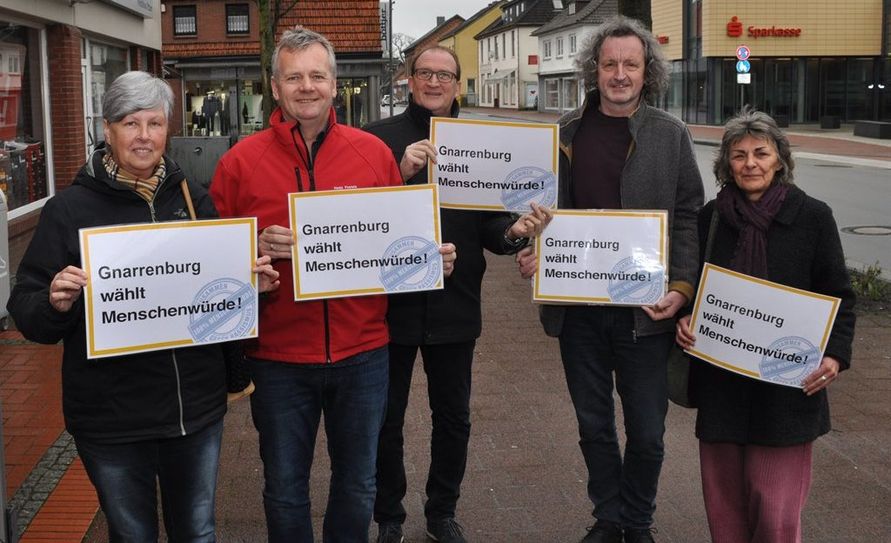 Die Gnarrenburger Politik und auch die Kaufmannschaft begrüßen auf Initiative des Tandems die Aktion gegen Rassismus  im Rahmen der UN Wochen. Auf dem Foto v.l.: Marianne Regenberg (Tandem), der WIR Vorsitzende Hanjo Postels, Bürgermeister Axel Renken, der Tandem Vorsitzende Andreas von Glahn und  Ulla Michaelis (Tandem).  Foto: eb