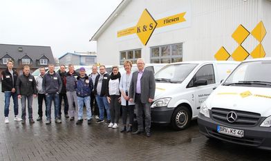 Freuen sich gemeinsam über das in 25 Jahren Erreichte: Firmeninhaber Bernd Kluge, Ehefrau Nicole und Sekretärin Claudia Stelljes (v.r.). Fotos: ue