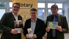 Rotary Club-Präsident Dr. Ulf-Johannes zum Felde (Mitte) und Rotarier Marco Tulodetzki (rechts) übergaben kürzlich einen Scheck über 2.222 Euro an Lebenshilfe-Geschäftsführer Volker Wahlers (links). oto: eb