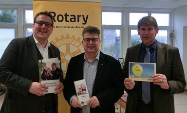Rotary Club-Präsident Dr. Ulf-Johannes zum Felde (Mitte) und Rotarier Marco Tulodetzki (rechts) übergaben kürzlich einen Scheck über 2.222 Euro an Lebenshilfe-Geschäftsführer Volker Wahlers (links). oto: eb
