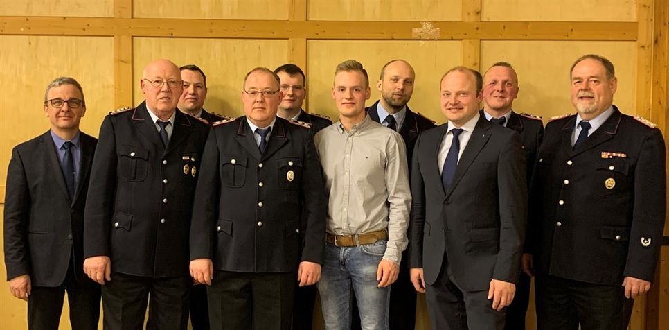 Die gewählten und geehrten Mitglieder der Wehr Dornsode mit den Ehrengästen.  Foto: sla