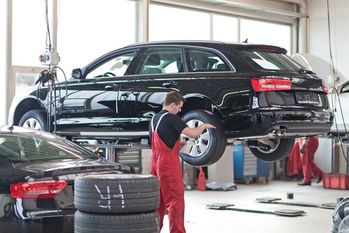 Höchste Zeit, Sommerreifen aufzuziehen: Sie haben auf warmer Fahrbahn mehr Grip und verkürzen den Bremsweg. Foto: djd/Kfzgewerbe/ProMotor/T. Volz