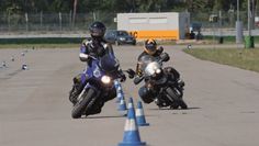 Spezielle Kurse wie das ADAC Schräglagentraining  helfen Motorradfahrern, Extremsituationen zu meistern.  Foto: txn-p