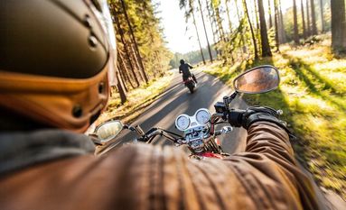 Viele Motorradfahrer sind nur am Wochenende unterwegs. Eine umsichtige und vorausschauende Fahrweise dient der eigenen Sicherheit und schützt andere Verkehrsteilnehmer. Foto: kesu/123rf/Itzehoer