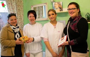 Stellvertretend für das bonae vitale übergaben Melanie Matthies und Angelina Kottke den Erlös der Aktion an Frau Eckstein und ihre Kollegin vom Hospiz.  Foto: eb