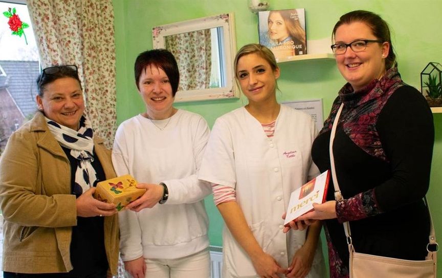 Stellvertretend für das bonae vitale übergaben Melanie Matthies und Angelina Kottke den Erlös der Aktion an Frau Eckstein und ihre Kollegin vom Hospiz.  Foto: eb