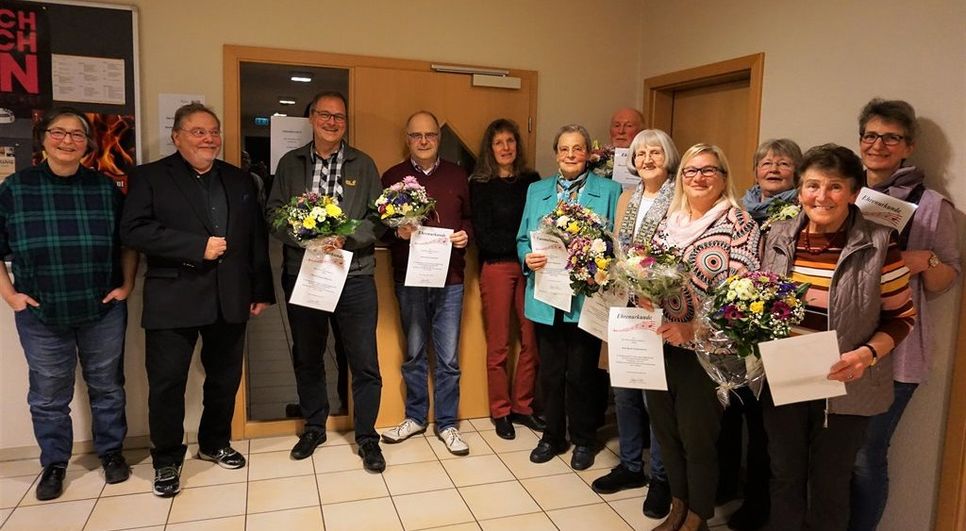 Vorsitzende Carmen-Pia Günther (v.l.) und Jürgen Jäger (Kreischorverband) gratulieren den geehrten Chormitgliedern.  Foto: khe